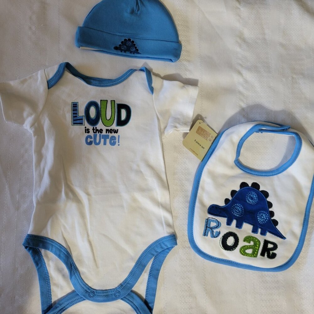 Baby 8 Up To 7 lbs. NWT Bodysuit, Dinosaur hat & Bib set. Mixed Bin Z30